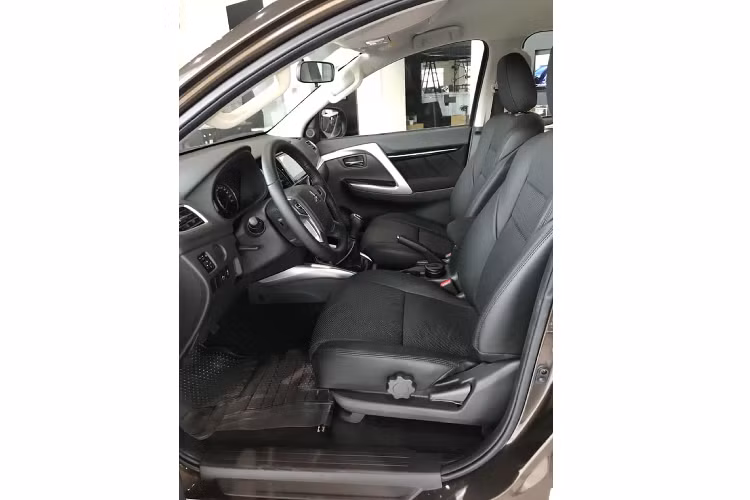 Trang bị tiện nghi của Pajero Sport D 4x2 MT duy trì ở mức cơ bản đủ xài, khởi động bằng chìa khoá, xe không có chìa khóa thông minh, cruise control cũng bị cắt bỏ, dàn âm thanh 6 loa. Sử dụng phanh tay cơ thay vì điện tử. Hệ thống điều hòa tự động nhưng chỉ 1 vùng, cốp đóng mở cơ.