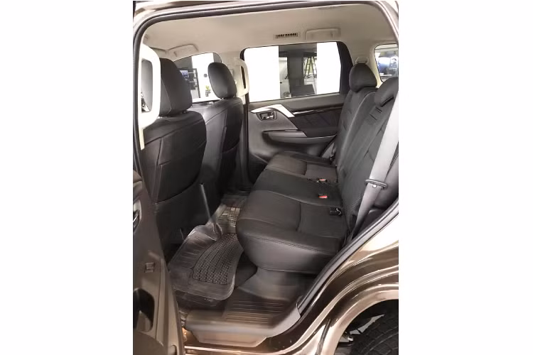 Tại Việt Nam, dòng xe Mitsubishi Pajero Sport thường là lựa chọn của nhóm khách hàng mua SUV 7 chỗ để phục vụ cho gia đình hơn là chạy dịch vụ.