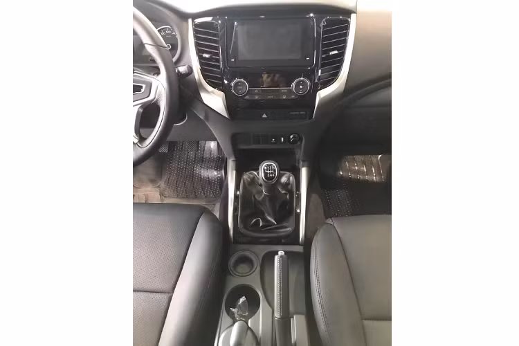 Trên thực tế, khách mua Pajero Sport thường chọn các phiên máy xăng full “đồ chơi” hoặc bản máy dầu một cầu số tự động, chỉ có một lượng khách hàng nhỏ quan tâm đến bản máy dầu số tay một cầu này chủ yếu là để đáp ứng cho sở thích lái xe số tay.