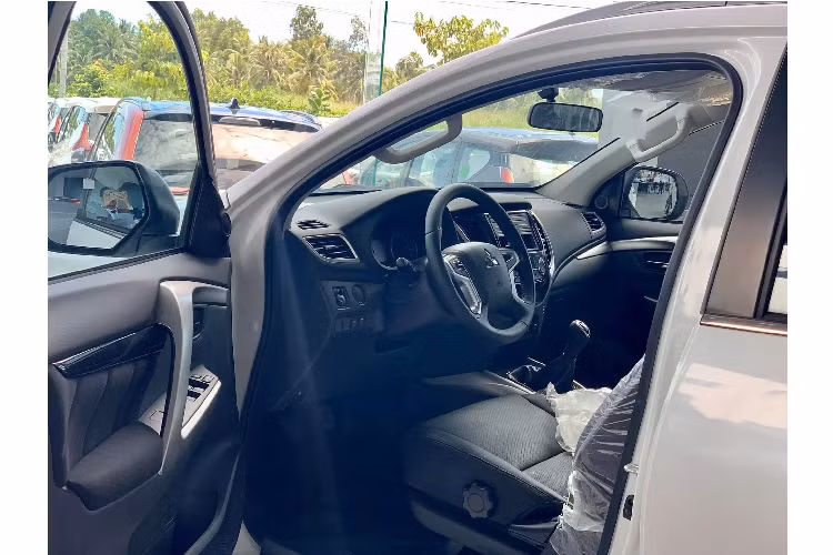 Tại thời điểm này, khách mua Pajero Sport bản số sàn 1 cầu hiện nay có thể tiết kiệm hơn 200 triệu đồng (giá chưa lăn bánh) so với lựa chọn Fortuner bản số sàn 1 cầu. Bên cạnh giảm giá bán, khách mua xe còn được các đại lý tặng thêm gói quà tặng (tùy nơi) như: áo trùm xe, bao vô lăng, táp-pi sàn...