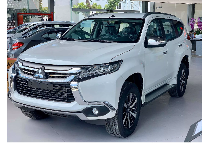 Mitsubishi Pajero Sport số sàn máy dầu số sàn (D 4x2 MT) có giá bán niêm yết 980,5 triệu đồng, trong tháng 8 Mitsubishi Việt Nam giảm giá xuống còn 888 triệu đồng. Tuy nhiên, khi tìm hiểu giá thực tế ở một số đại lý còn xe đã giảm mạnh xuống còn 780 triệu đồng. Tức giảm gần 200 triệu đồng so với giá bán niêm yết. Thậm chí, đã có đại lý “chơi lớn” giảm sâu chỉ còn 720 triệu đồng để dọn nhanh hàng.