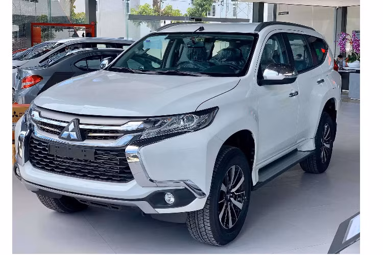 Mitsubishi Pajero Sport số sàn máy dầu số sàn (D 4x2 MT) có giá bán niêm yết 980,5 triệu đồng, trong tháng 8 Mitsubishi Việt Nam giảm giá xuống còn 888 triệu đồng. Tuy nhiên, khi tìm hiểu giá thực tế ở một số đại lý còn xe đã giảm mạnh xuống còn 780 triệu đồng. Tức giảm gần 200 triệu đồng so với giá bán niêm yết. Thậm chí, đã có đại lý “chơi lớn” giảm sâu chỉ còn 720 triệu đồng để dọn nhanh hàng.
