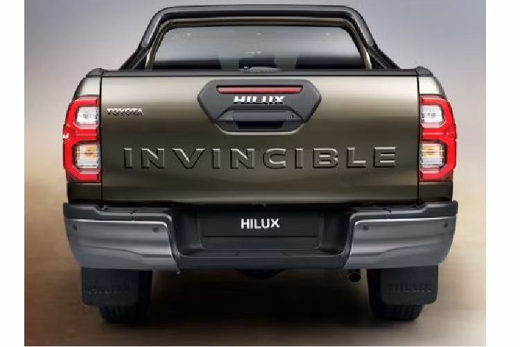 Đặc biệt, trên phiên bản cao cấp nhất, Toyota Hilux 2021 tại Việt Nam sẽ được trang bị gói công nghệ Toyota Safety Sense, tương tự mẫu Corolla Cross mới ra mắt cách đây một thời gian. Gói công nghệ này bao gồm các chức năng như Hệ thống cảnh báo tiền va chạm (PCS), Hệ thống kiểm soát hành trình chủ động (DRCC), Hệ thống cảnh báo chệch làn đường (LDA), Hệ thống hỗ trợ giữ làn đường (LTA), Hệ thống đèn pha tự động thích ứng (AHB)...