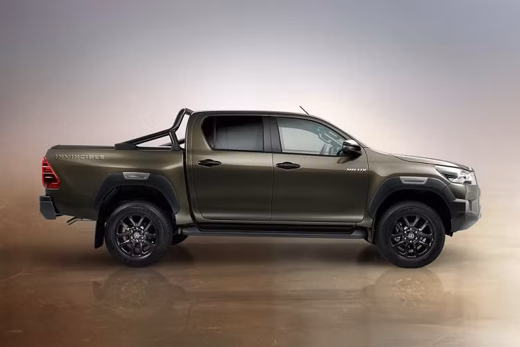 Về ngoại thất, mẫu xe bán tải Toyota Hilux 2021 sở hữu diện mạo hầm hố và khỏe khoắn hơn so với phiên bản cũ đáng kể. Mẫu xe này mang trong mình khá nhiều chi tiết được lấy từ đàn anh Toyota Tacoma, nổi bật là bộ lưới tản nhiệt hình thang ngược đã được mở rộng với kích thước to bản và cụm đèn pha LED sắc nét ở hai bên. Hốc đèn sương mù và cản trước cũng được tái thiết kế để trở nên thể thao hơn.