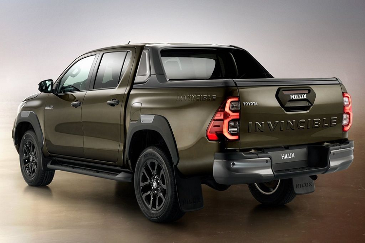 Về truyền động, Toyota Hilux 2021 mới dự kiến vẫn sử dụng động cơ dầu 2.8L nhưng đã được tinh chỉnh, sản sinh ra công suất tối đa 201 mã lực và 500 Nm mô-men xoắn cực đại. Giá xe Toyota Hilux 2021 hiện vẫn chưa được công bố chính thức tại Việt Nam.