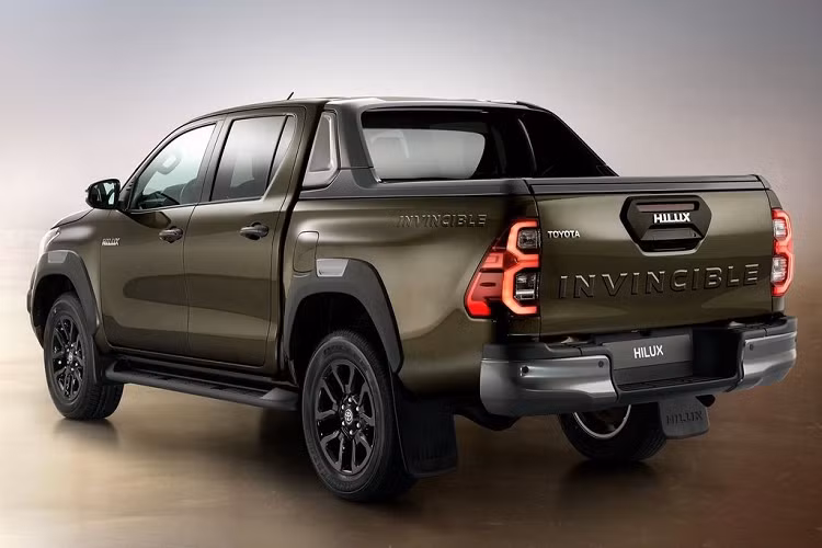 Về truyền động, Toyota Hilux 2021 mới dự kiến vẫn sử dụng động cơ dầu 2.8L nhưng đã được tinh chỉnh, sản sinh ra công suất tối đa 201 mã lực và 500 Nm mô-men xoắn cực đại. Giá xe Toyota Hilux 2021 hiện vẫn chưa được công bố chính thức tại Việt Nam.