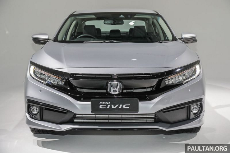 Về truyền động, mẫu xe sedan Honda Civic 2020 không có sự khác biệt so với phiên bản tiền nhiệm, xe sử dụng các tuỳ chọn động cơ khác nhau cho 3 phiên bản. Cụ thể, bản 1.8S sử dụng động cơ 4 xy-lanh 1.8L SOHC hút khí tự nhiên, cho ra công suất 139 mã lực và 174 Nm mô-men xoắn cực đại.