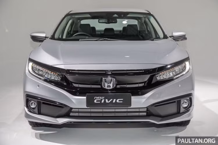 Về truyền động, mẫu xe sedan Honda Civic 2020 không có sự khác biệt so với phiên bản tiền nhiệm, xe sử dụng các tuỳ chọn động cơ khác nhau cho 3 phiên bản. Cụ thể, bản 1.8S sử dụng động cơ 4 xy-lanh 1.8L SOHC hút khí tự nhiên, cho ra công suất 139 mã lực và 174 Nm mô-men xoắn cực đại.