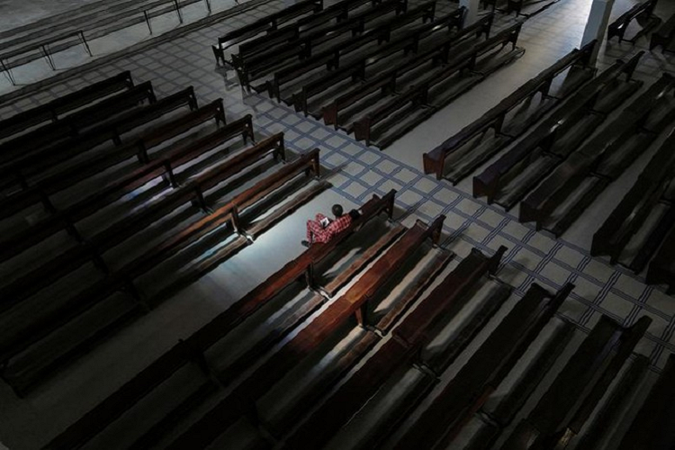 Một tín hữu ngồi một mình tại Nhà thờ Notre-Dame des Victoires trong thánh lễ chủ nhật, tại Dakar, Sénégal ngày 22/3. 