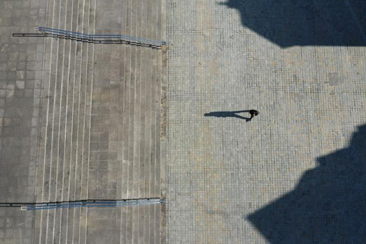 Quang cảnh vắng vẻ trước Nhà thờ Đức Bà de la Treille, ở Lille, Pháp ngày 24/3.