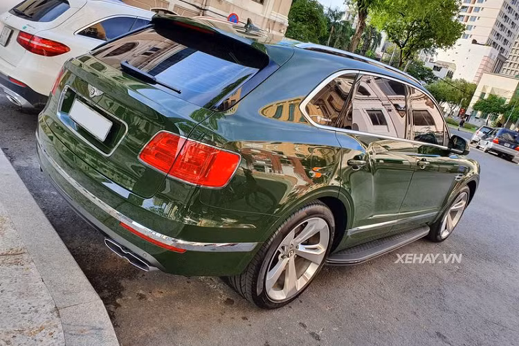 Khác biệt với những màu sơn thông thường, màu sơn xanh British Racing Green không chỉ độc đáo mà còn thể hiện sự chuyên nghiệp, cá nhân hoá và tỉ mỉ của đội ngũ kỹ thuật viên Bentley. Ngoài ra, chiếc xe này cũng thuộc phiên bản kỉ niệm 100 năm thành lập thương hiệu xe siêu sang Anh Quốc.