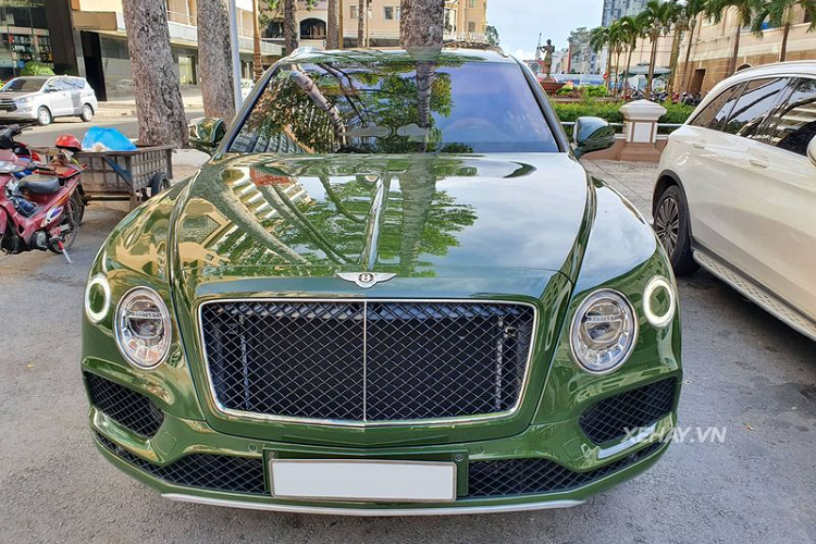 Tại thị trường Việt Nam, số lượng xe Bentley Bentayga lăn bánh đang ngày một nhiều hơn. Chính vì vậy, không ít chủ nhân của mẫu SUV siêu sang này đã tìm đến những cách thức mới để biến đổi chiếc Bentayga của mình trở nên độc đáo hơn so với phần còn lại. Chiếc Bentley Bentayga trong bài viết là một trong số đó.
