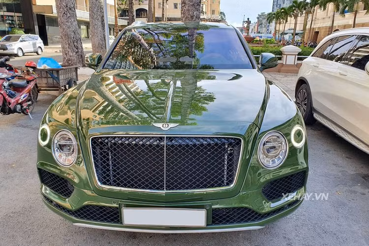 Tại thị trường Việt Nam, số lượng xe Bentley Bentayga lăn bánh đang ngày một nhiều hơn. Chính vì vậy, không ít chủ nhân của mẫu SUV siêu sang này đã tìm đến những cách thức mới để biến đổi chiếc Bentayga của mình trở nên độc đáo hơn so với phần còn lại. Chiếc Bentley Bentayga trong bài viết là một trong số đó.