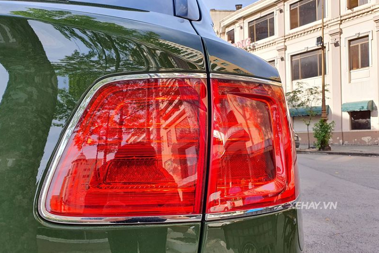 Theo tìm hiểu, chủ nhân của chiếc Bentayga này đã trang bị thêm cho xe lớp dán keo PPF để bảo vệ màu sơn ngoại thất khỏi những va chạm hoặc vết xước không đáng có. Bên cạnh đó, việc dán PPF cũng có thêm chức năng tự phục hồi những vết xước trên bề mặt khi sử dụng ánh nắng mặt trời và nước nóng và ngăn cản tia UV giúp lớp sơn ngoại thất luôn tươi mới.