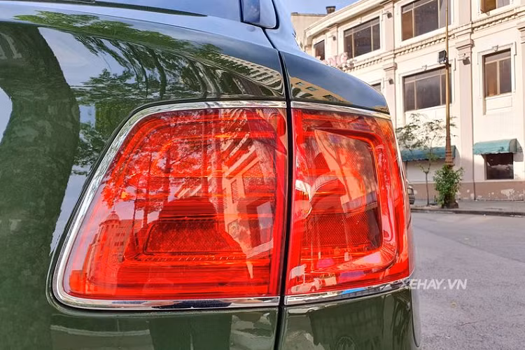 Theo tìm hiểu, chủ nhân của chiếc Bentayga này đã trang bị thêm cho xe lớp dán keo PPF để bảo vệ màu sơn ngoại thất khỏi những va chạm hoặc vết xước không đáng có. Bên cạnh đó, việc dán PPF cũng có thêm chức năng tự phục hồi những vết xước trên bề mặt khi sử dụng ánh nắng mặt trời và nước nóng và ngăn cản tia UV giúp lớp sơn ngoại thất luôn tươi mới.