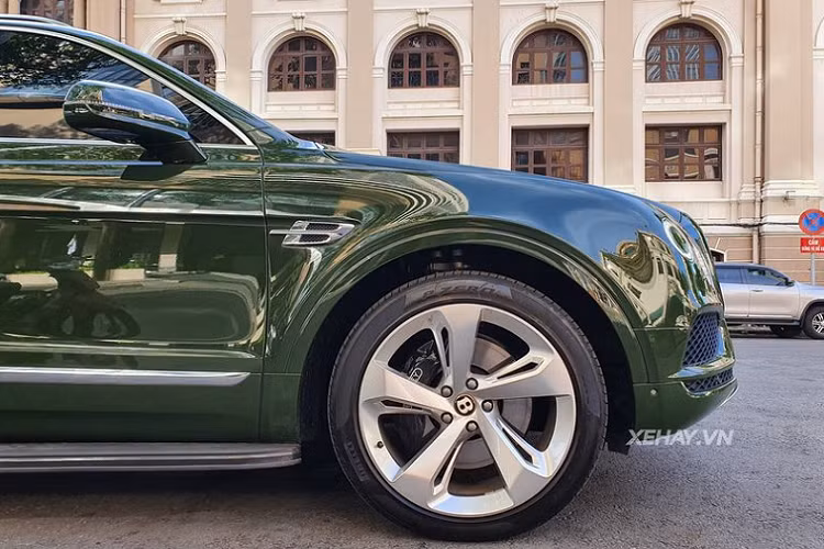 Dấu hiệu nhận biết chính là logo chữ “B” sẽ có viền vàng bao quanh, hai bên là năm thương hiệu xe hơi Anh Quốc ra đời và năm còn lại để kỉ niệm 100 năm thành lập (1919-2019).