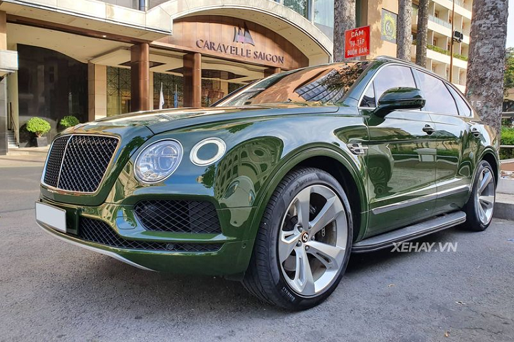 "Trái tim" của siêu phẩm Bentley Bentayga này là khối động cơ tăng áp V8 4.0L, sản sinh công suất tối đa 550 mã lực vav 770 Nm mô-men xoắn cực đại, đi kèm hộp số tự động 8 cấp. Từ đó, chiếc SUV Anh Quốc có thể tăng tốc từ 0 - 100 km/h chỉ trong 4,5 giây trước khi chạm mốc 290 km/h.