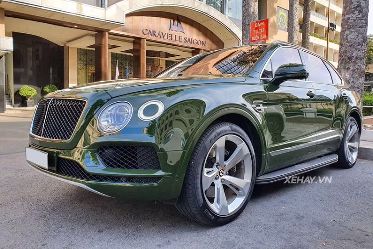 "Trái tim" của siêu phẩm Bentley Bentayga này là khối động cơ tăng áp V8 4.0L, sản sinh công suất tối đa 550 mã lực vav 770 Nm mô-men xoắn cực đại, đi kèm hộp số tự động 8 cấp. Từ đó, chiếc SUV Anh Quốc có thể tăng tốc từ 0 - 100 km/h chỉ trong 4,5 giây trước khi chạm mốc 290 km/h.