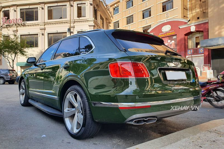 Xe sử dụng bộ mâm 5 chấu sơn bạc có kích thước 21 inch, đi kèm với bộ lốp Pirelli P Zero hàg hiệu. Phía bên trong là cùm phanh Bentley cỡ lớn được sơn tối màu cùng đĩa phanh đường kính lớn.