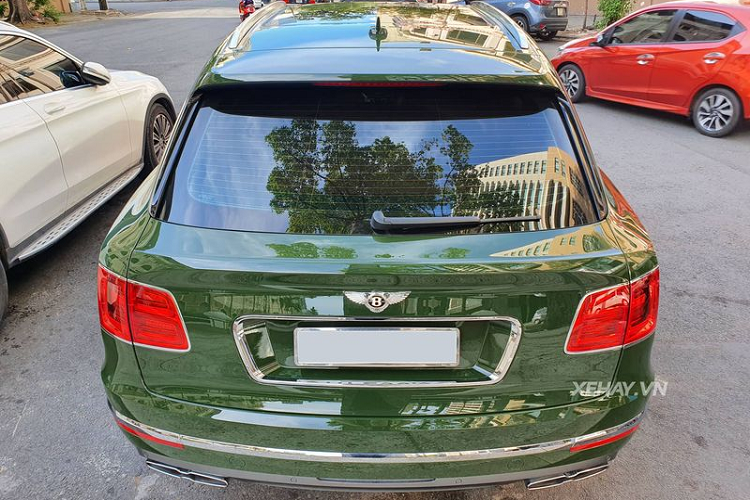 Siêu phẩm Bentley Bentayga này sở hữu nước sơn ngoại thất màu xanh British Racing Green. Màu sơn xanh British Racing Green đầu tiên này tại Việt Nam với giá tuỳ chọn lên tới hàng trăm triệu đồng.