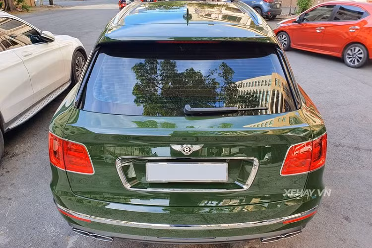  Siêu phẩm Bentley Bentayga này sở hữu nước sơn ngoại thất màu xanh British Racing Green. Màu sơn xanh British Racing Green đầu tiên này tại Việt Nam với giá tuỳ chọn lên tới hàng trăm triệu đồng.