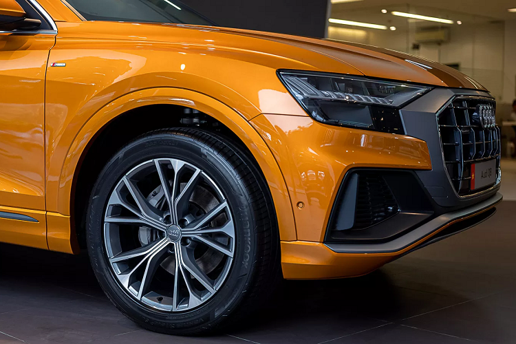 Bên trong, các phần ốp bằng hợp kim nhôm và khách hàng của Audi Q8 sẽ có nhiều lựa chọn màu sắc và chất liệu có sẵn. 5 ghế ngồi bọc da Cricket, lưng ghế có thể gập từng ghế hoặc gập toàn bộ cộng thêm ghế tựa tay trung tâm có thể gập xuống.