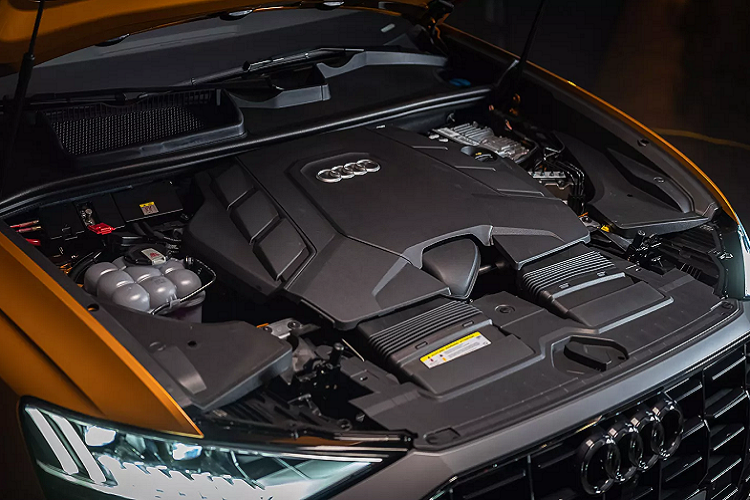 Audi Q8 thế hệ mới là một mẫu SUV khác biệt đến từ thương hiệu bốn vòng tròn danh tiếng. Mẫu xe này là sự kết hợp thú vị và thời trang giữa một dòng coupé 4 cửa và một chiếc SUV đa dụng. Thiết kế trần xe tinh tế dốc nhẹ xuống, lưới tản nhiệt khung đơn hình bát giác ấn tượng đem đến cảm giác khỏe khắn, tinh tế và năng động. Hệ thống đèn LED ma trận HD, đèn chiếu xa gồm 24 đèn LED riêng biệt càng tôn thêm vẻ ngoài của mẫu xe này.