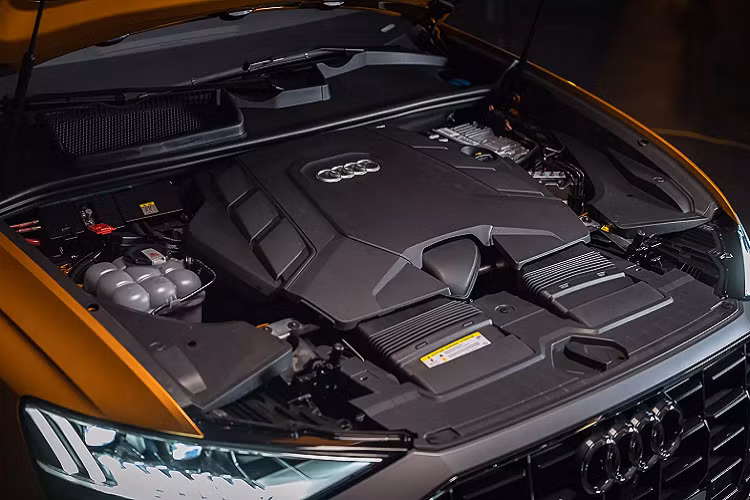 Audi Q8 thế hệ mới là một mẫu SUV khác biệt đến từ thương hiệu bốn vòng tròn danh tiếng. Mẫu xe này là sự kết hợp thú vị và thời trang giữa một dòng coupé 4 cửa và một chiếc SUV đa dụng. Thiết kế trần xe tinh tế dốc nhẹ xuống, lưới tản nhiệt khung đơn hình bát giác ấn tượng đem đến cảm giác khỏe khắn, tinh tế và năng động. Hệ thống đèn LED ma trận HD, đèn chiếu xa gồm 24 đèn LED riêng biệt càng tôn thêm vẻ ngoài của mẫu xe này.