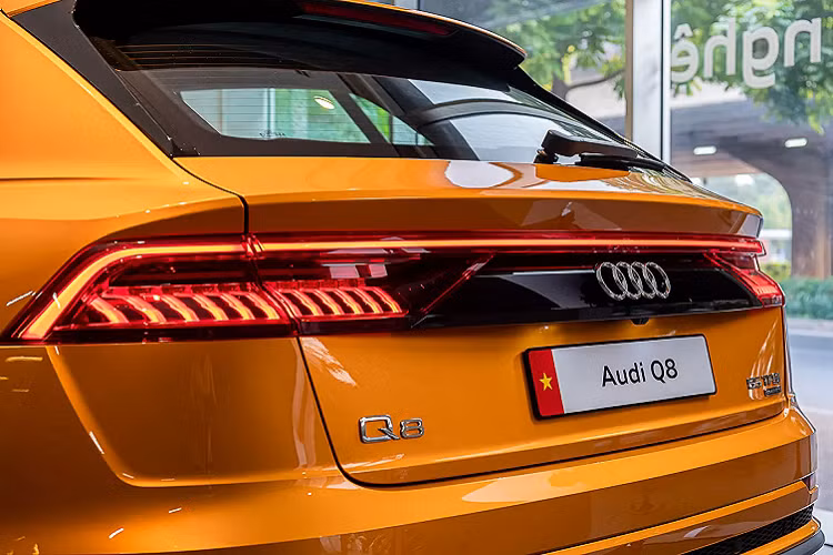 Khi trời tối, hệ thống đèn viền có thể đổi màu chạy theo các đường nét nội thất và cung cấp ánh sáng nền cho logo quattro 3D được chiếu tia laser trên hộc chứa găng tay – một minh chứng cho tình yêu sự thiết kế tỉ mỉ đến từng chi tiết ở Audi. Điều hòa tự động bốn vùng tích hợp bộ lọc mới loại bỏ các hạt bụi mịn, khí độc hại và trung hòa hầu hết các chất gây dị ứng trong không khí bên trong xe.