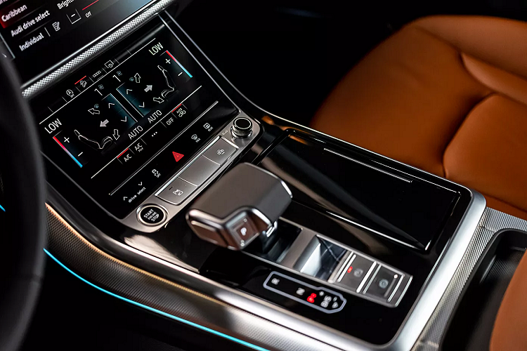 "Trái tim" Audi Q8 là động cơ xăng V6 3.0 TFSI công suất 340 mã lực và mô men xoắn 500 Nm. Nhờ đó, Q8 có thể tăng tốc từ 0 tới 100 km/h trong 5,9 giây. Tốc độ tối đa 250 km/h. Chế độ sang số nhanh và mượt, hộp số tiptronic 8 cấp cùng hệ truyền động quattro mạnh mẽ.