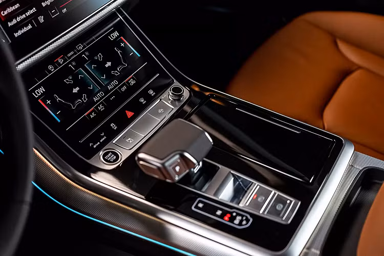 "Trái tim" Audi Q8 là động cơ xăng V6 3.0 TFSI công suất 340 mã lực và mô men xoắn 500 Nm. Nhờ đó, Q8 có thể tăng tốc từ 0 tới 100 km/h trong 5,9 giây. Tốc độ tối đa 250 km/h. Chế độ sang số nhanh và mượt, hộp số tiptronic 8 cấp cùng hệ truyền động quattro mạnh mẽ.