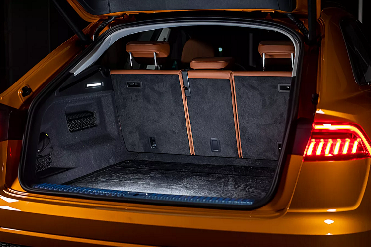 Audi Q8 đặc biệt hiệu quả nhờ công nghệ mild hybrid mới (MHEV). Hệ thống điện chính 48V tích hợp hai mô-đun công nghệ quan trọng: pin lithium-ion và hệ thống máy phát khởi động lại (belt alternator starter - BAS). Khi đạp phanh, hệ thống có thể thu hồi 12kW năng lượng và nạp vào ắc quy.