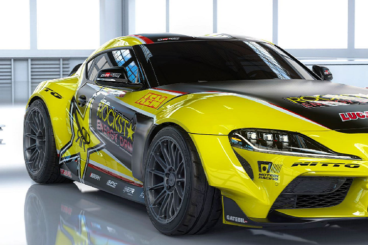 Trước khi nói về động cơ, cùng xem qua ngoại hình chiếc xe đã được thay đổi gì để phù hợp với một chiếc xe đua drift. Chiếc A90 được cung cấp bộ bodykit với 4 hốc vòm bánh xe cơ bắp ôm trọn bộ mâm hàng aftermarket, giúp xe có được góc đánh lái hoàn hảo để giữ đường drift hoàn hảo.