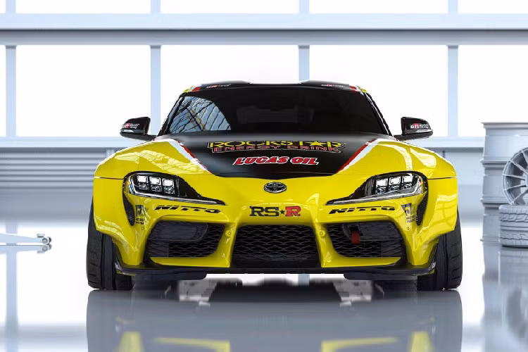 Toyota GR Supra 2020 (A90) sở hữu khối động cơ số hiệu B58 do BMW phát triển. B58 có cấu hình 6 xilanh thẳng hàng (I6) dung tích 3.0L tăng áp. Với cấu hình này, A90 có khả năng sinh công suất tối đa 335 mã lực và mô-men xoắn cực đại đạt 494 Nm có được tại dải vòng tua máy từ 1.550 đến 4.400 vòng/ phút. Sức mạnh được truyền xuống cầu sau (RWD) thông qua hộp số tự động 8 cấp (8 AT).