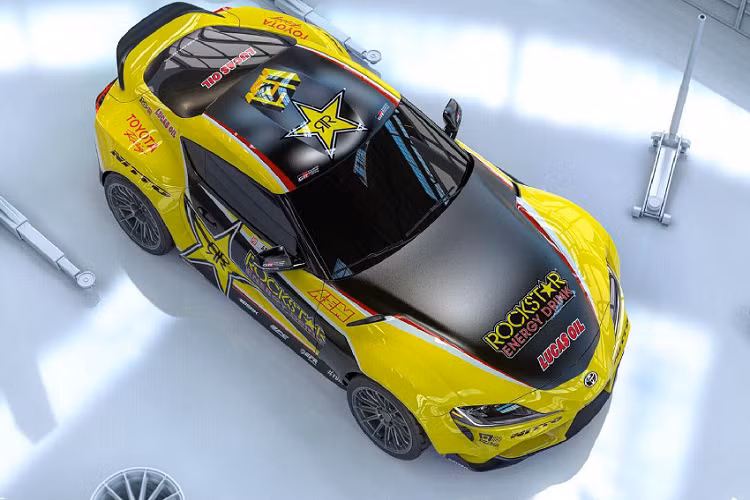 Tương tự như các xe đua Công thức 1, chiếc xe thể thao Toyota GR Supra A90 vẫn khoác lên màu áo vàng-đen của nhà tài trợ Rockstar Energy Drink. Một số thay đổi để phù hợp khác bao gồm hệ thống treo độc quyền và một số thành phần khác của hệ thống phanh. Và tất nhiên cuối cùng là động cơ được nâng cấp lại hoàn toàn.