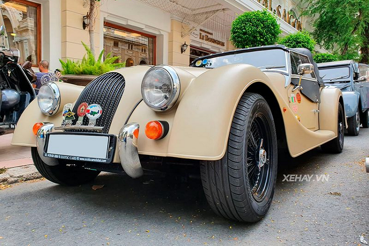 Chiếc xe cổ Morgan Plus 4 trong bài viết mang biển kiểm soát của thủ đô Hà Nội. Tuy nhiên, thời gian gần đây, người ta lại thường bắt gặp chiếc xe này lăn bánh trên phố phường Sài Gòn. Điều này làm dấy lên nghi vấn về việc chiếc xe cổ hàng hiếm này đã đổi chủ.