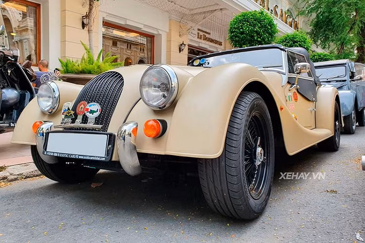 Chiếc xe cổ Morgan Plus 4 trong bài viết mang biển kiểm soát của thủ đô Hà Nội. Tuy nhiên, thời gian gần đây, người ta lại thường bắt gặp chiếc xe này lăn bánh trên phố phường Sài Gòn. Điều này làm dấy lên nghi vấn về việc chiếc xe cổ hàng hiếm này đã đổi chủ.