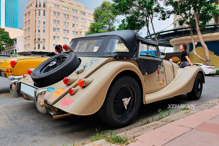 Ngược về quá khứ, Morgan là một thương hiệu khá nổi tiếng tới từ Anh Quốc. Hãng xe này đã có hơn 100 năm kinh nghiệm sản xuất xe hơi và luôn mang giá trị truyền thống. Đối với Morgan Plus 4, đây là một mẫu xe cổ theo đúng nghĩa đen với tuổi đời trên 70 năm có mặt trên thị trường.