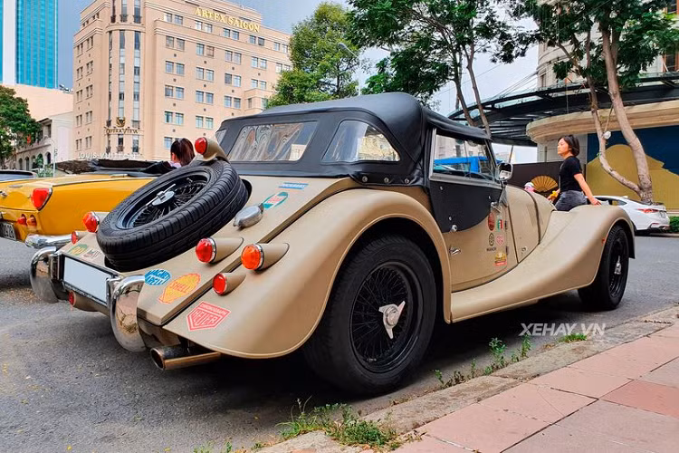 Ngược về quá khứ, Morgan là một thương hiệu khá nổi tiếng tới từ Anh Quốc. Hãng xe này đã có hơn 100 năm kinh nghiệm sản xuất xe hơi và luôn mang giá trị truyền thống. Đối với Morgan Plus 4, đây là một mẫu xe cổ theo đúng nghĩa đen với tuổi đời trên 70 năm có mặt trên thị trường.