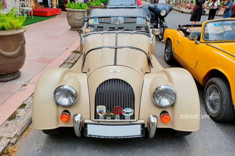 Được sản xuất trong những năm 1950, Morgan Plus 4 hoài cổ mang đúng dáng vẻ và thiết kế của quá khứ xưa cũ. Phần đầu xe được thiết kế khá dài với kính chắn gió dạng pop-up, hốc bánh to và mở rộng ra bên ngoài, đuôi xe ngắn và vát. Morgan Plus 4 được trang bị bộ mâm nan hoa đặc trưng của những mẫu xe theo phong cách cổ điển.