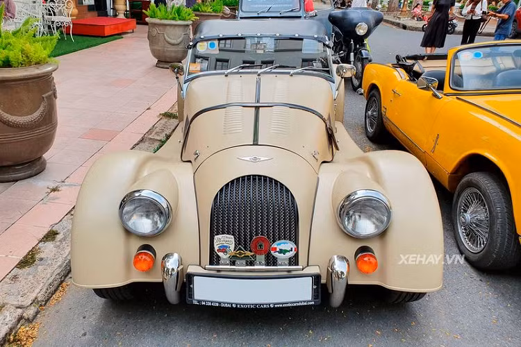 Được sản xuất trong những năm 1950, Morgan Plus 4 hoài cổ mang đúng dáng vẻ và thiết kế của quá khứ xưa cũ. Phần đầu xe được thiết kế khá dài với kính chắn gió dạng pop-up, hốc bánh to và mở rộng ra bên ngoài, đuôi xe ngắn và vát. Morgan Plus 4 được trang bị bộ mâm nan hoa đặc trưng của những mẫu xe theo phong cách cổ điển.