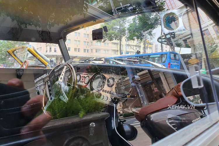 Bên cạnh đó, xe cũng được thiết kế viền mạ crome sáng bóng giúp gia tăng thêm cái nhìn bảnh bao, đi kèm với đó là trang bị đèn pha hình chọn với công nghệ halogen truyền thống.