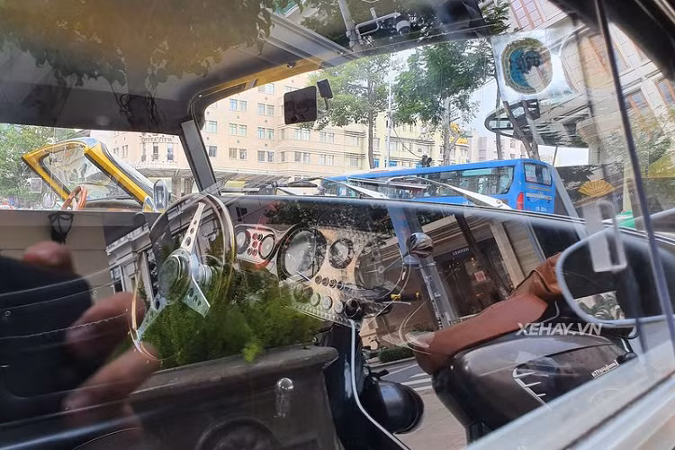 Bên cạnh đó, xe cũng được thiết kế viền mạ crome sáng bóng giúp gia tăng thêm cái nhìn bảnh bao, đi kèm với đó là trang bị đèn pha hình chọn với công nghệ halogen truyền thống.