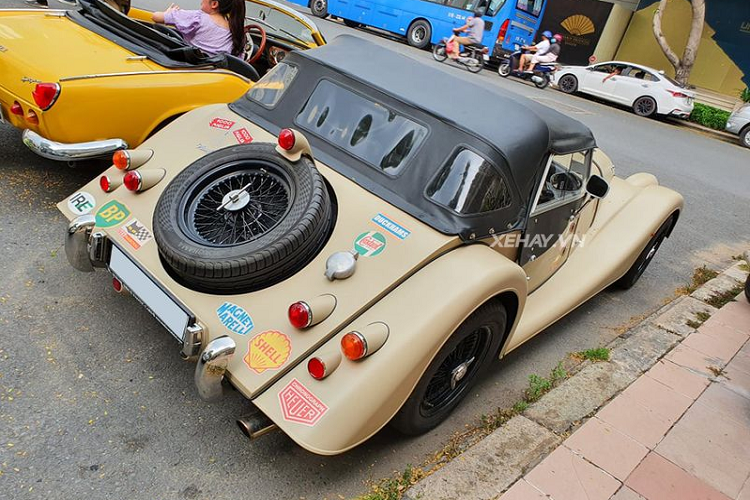 Trên Morgan Plus 4 hàng hiếm này, nhà sản xuất trang bị một bình xăng với dung tích 55L cùng bộ mui màu đen có thể tháo rời bằng tay. Tổng trọng lượng của Morgan Plus 4 chỉ là 927 kg, khá nhẹ và linh hoạt để di chuyển trong đường phố đô thị.