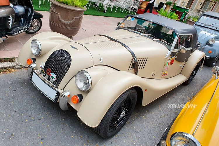 "Trái tim" của Morgan Plus 4 là khối động cơ 2.0L 4 xy-lanh do Ford chế tạo, sản sinh ra công suất tối đa 154 mã lực và 201 Nm mô-men xoắn cực đại. Sức mạnh này được truyền qua hộp số tự động 5 cấp của Mazda và hệ dẫn động cầu sau. Từ đó, Morgan Plus 4 có thể tăng tốc từ 0 - 100 km/h trong 7,5 giây trước khi đạt vận tốc tối đa 189 km/h. Đây là một thông số rất ấn tượng vào những năm giữa thế kỷ XX.