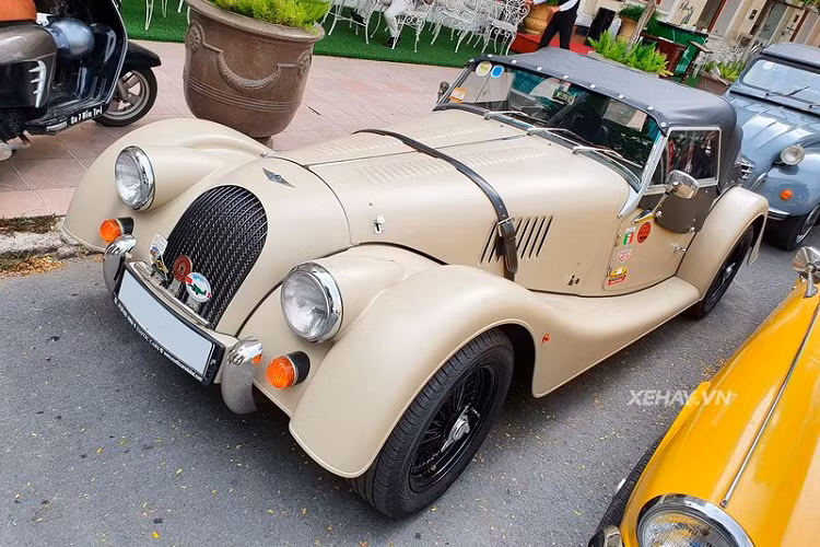 "Trái tim" của Morgan Plus 4 là khối động cơ 2.0L 4 xy-lanh do Ford chế tạo, sản sinh ra công suất tối đa 154 mã lực và 201 Nm mô-men xoắn cực đại. Sức mạnh này được truyền qua hộp số tự động 5 cấp của Mazda và hệ dẫn động cầu sau. Từ đó, Morgan Plus 4 có thể tăng tốc từ 0 - 100 km/h trong 7,5 giây trước khi đạt vận tốc tối đa 189 km/h. Đây là một thông số rất ấn tượng vào những năm giữa thế kỷ XX.