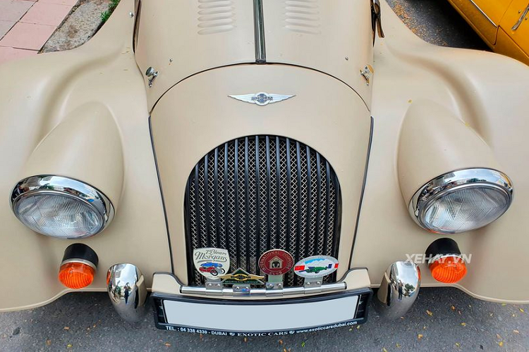 Đối với không gian nội thất, Morgan Plus 4 cũng được ốp gỗ sang trọng ở nhiều chi tiết, cụm đồng hồ công-tơ-mét dạng cơ thông báo đầy đủ các thông tin cần thiết như xăng, nhiệt độ, tua mát, tốc độ... Và tất nhiên, được sản xuất trong những năm 1950 nên Morgan Plus 4 cũng sẽ không có hệ thống giải trí.