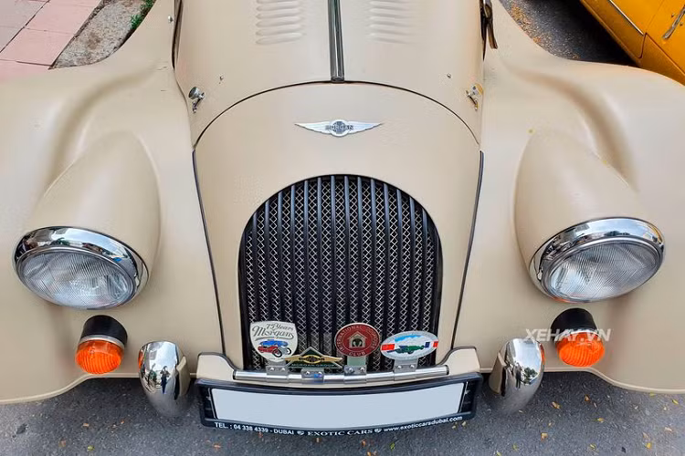 Đối với không gian nội thất, Morgan Plus 4 cũng được ốp gỗ sang trọng ở nhiều chi tiết, cụm đồng hồ công-tơ-mét dạng cơ thông báo đầy đủ các thông tin cần thiết như xăng, nhiệt độ, tua mát, tốc độ... Và tất nhiên, được sản xuất trong những năm 1950 nên Morgan Plus 4 cũng sẽ không có hệ thống giải trí.