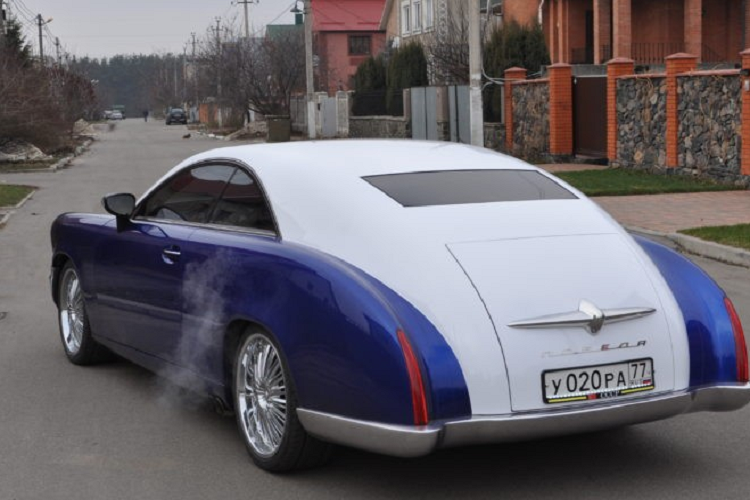 GAZ-12 ZIM ra đời nhằm mục đích phục vụ giai cấp lãnh đạo của Liên Xô và các quốc gia khối Đông Âu. Tuy nhiên, cũng có những chiếc GAZ-12 ZIM được dùng làm taxi và xe cứu thương.