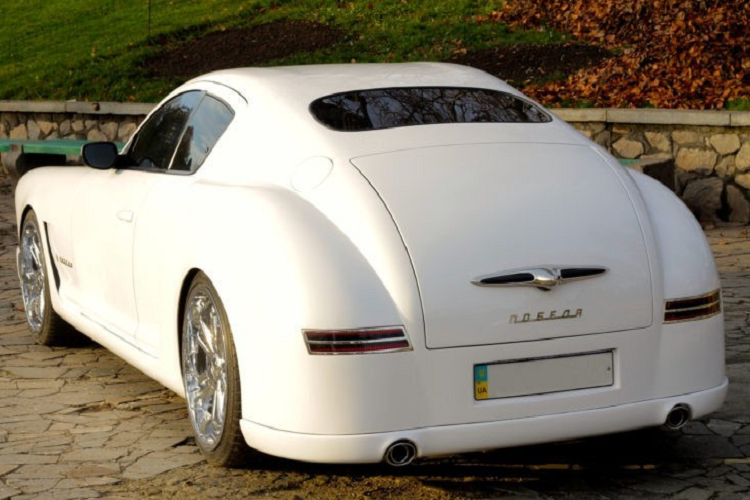 Tất nhiên, những chiếc ôtô nhái xe Liên Xô cũ này cũng không rẻ. Ví dụ điển hình như chiếc Volga GAZ 21 4.5 kể trên có giá 36.000 Euro (khoảng 39.275 USD hoặc 921 triệu đồng).